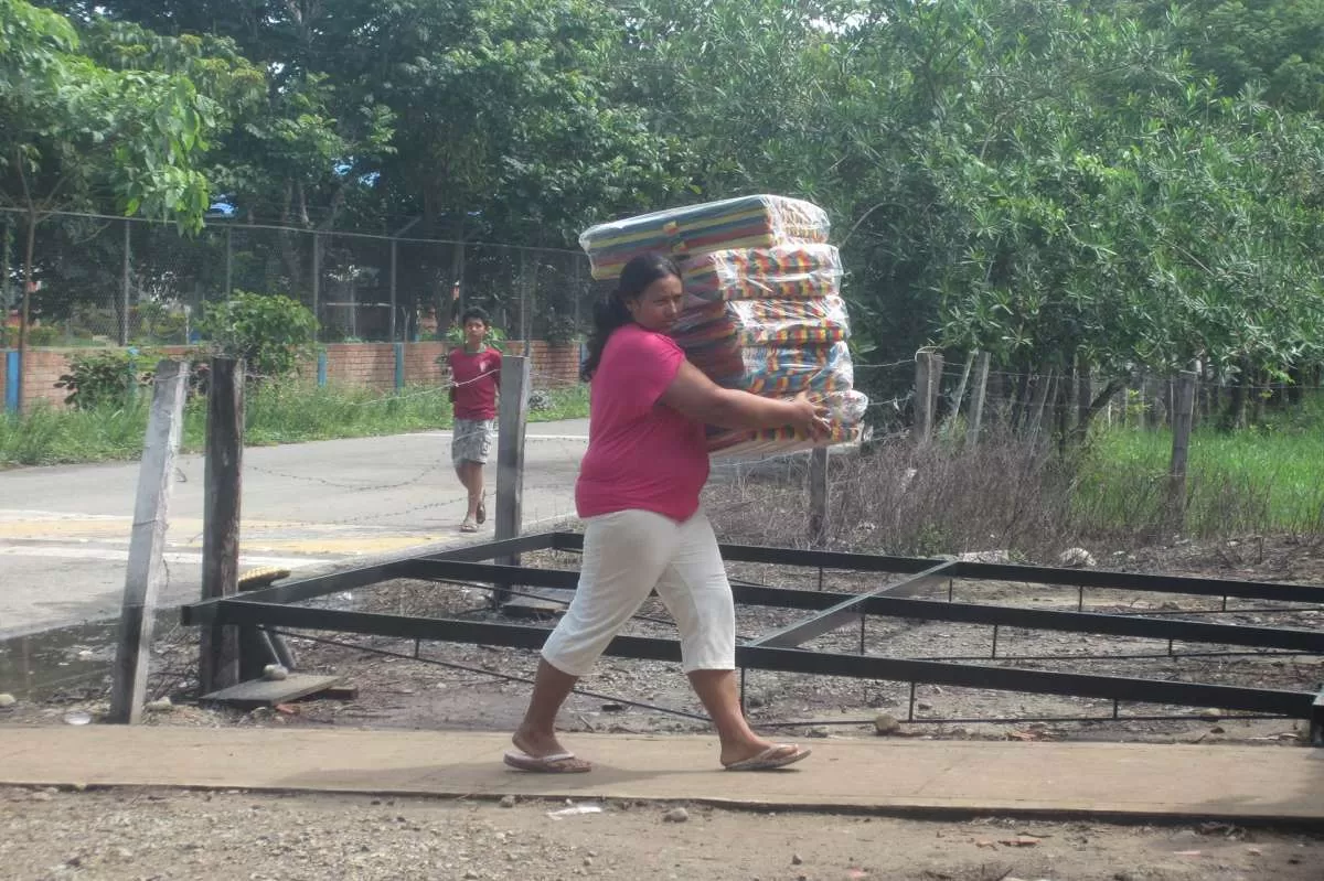 Ayuda humanitaria y alimentos recibieron las familias que resultaron afectadas por la intensa ola invernal del fin de semana en el Corregimiento de Tacarimena de Yopal.